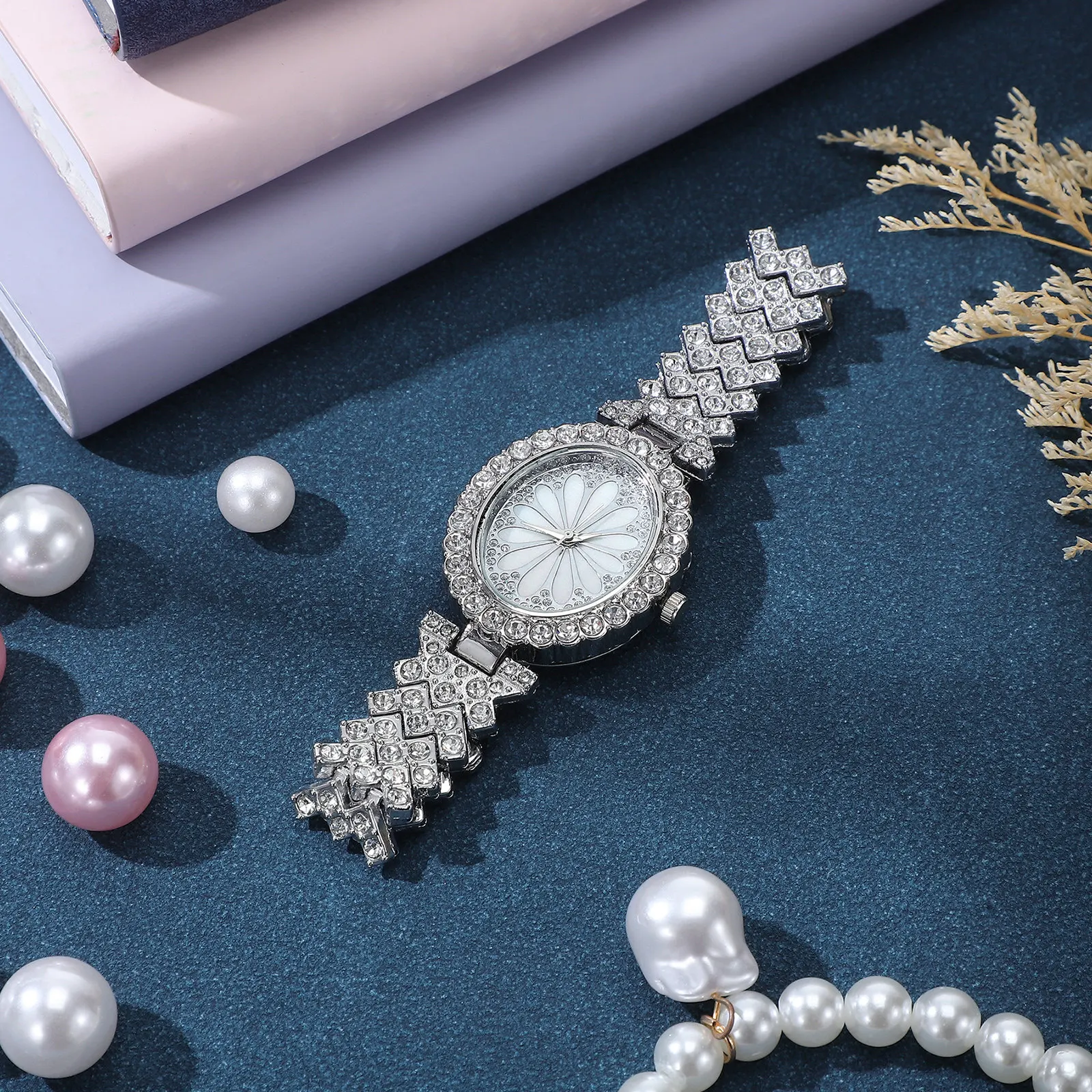 

Exquisite Women Wrist Watch Rhinestone Embellished Smooth Belt Fashion Elegant Timepiece for Any Occasion Wrist Watch