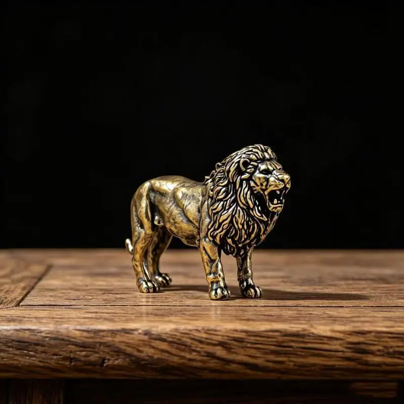 Messing-Löwenfigur mit Vintage-Antik-Finish und exquisiten Schnitzereien zur Dekoration von Schreibtischen im Büro oder zu Hause. – Detail 4