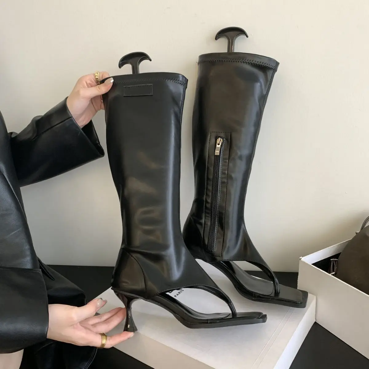 2026 Silberne offene Overknee-Stiefel für Damen – Moderne Stiefeletten mit dünnem, niedrigem Absatz und seitlichem Reißverschluss – Frühlings-Party-Pumps und Sandalen