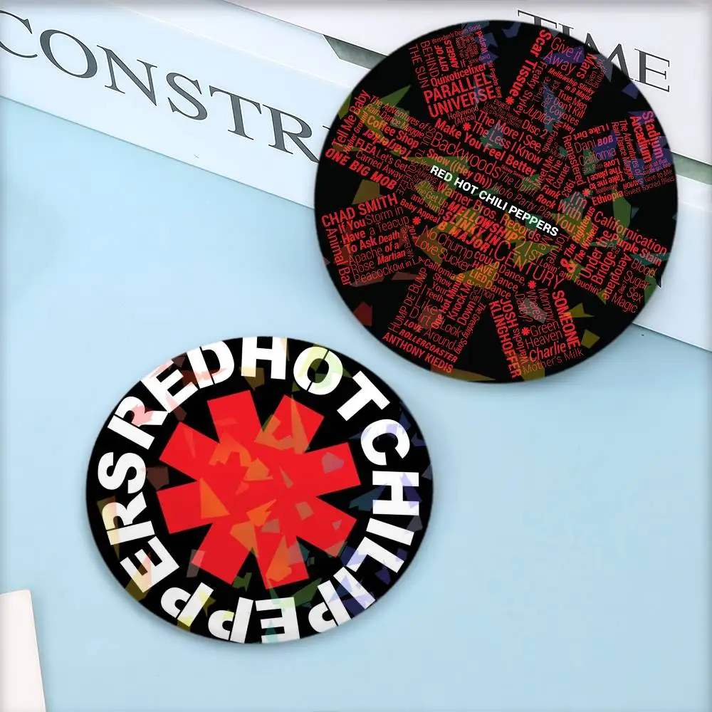 Band R-Red H-Hot C-Chili P-Peppers insignia redonda alfileres de solapa para mochilas maletín broche láser ropa regalos