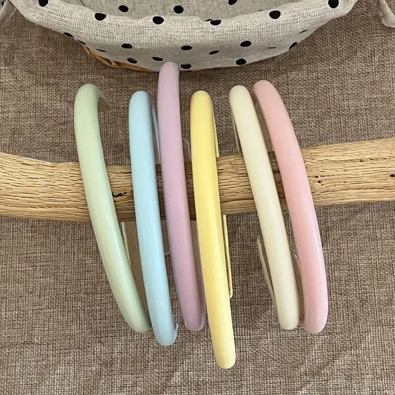 Sommerliches, bonbonfarbenes, dünnrandiges Leder-Stirnband mit rutschfestem Innenfutter, mattiertem Finish, süße Haarbänder, Accessoires für den Alltag und Feiertage – Detail 4