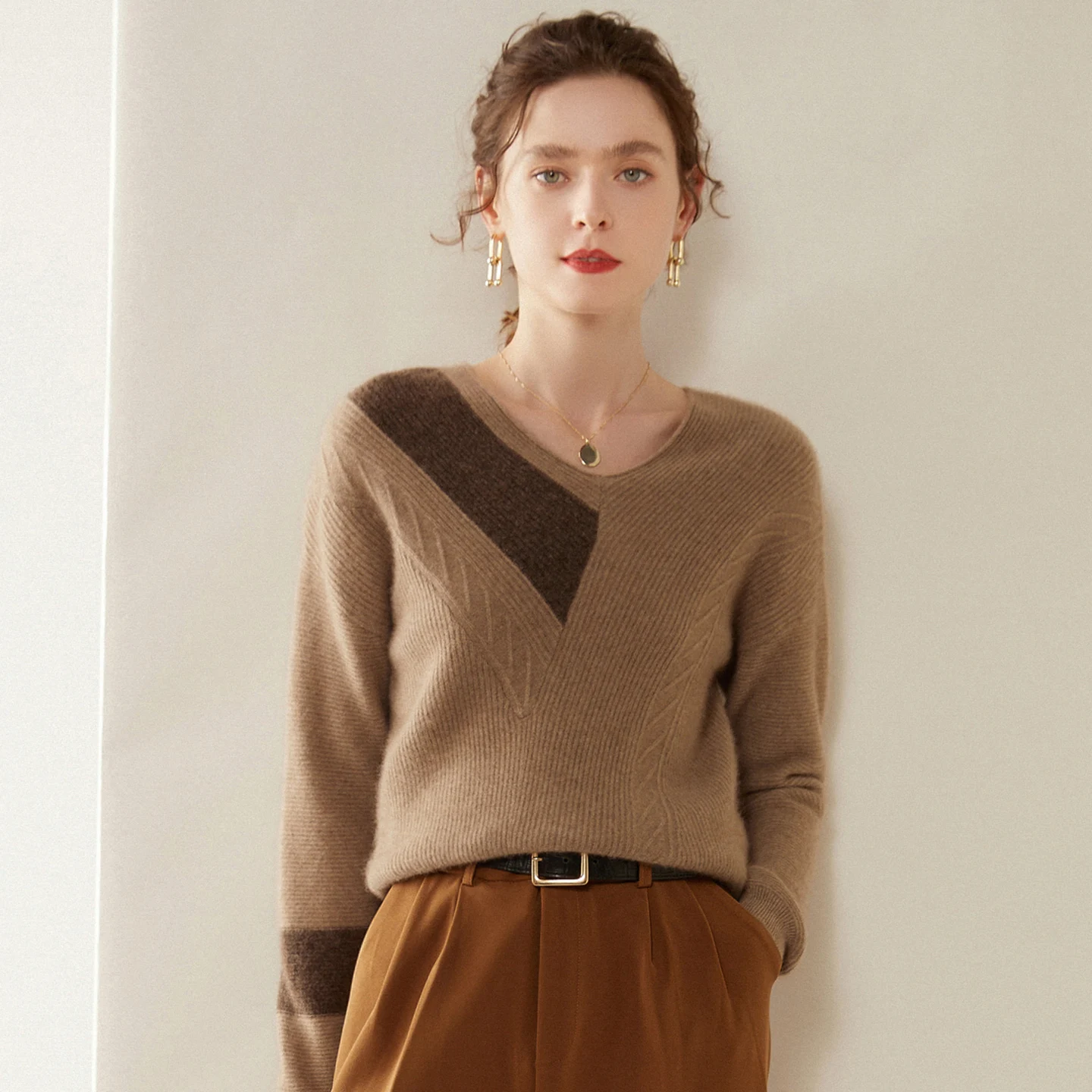 Hot selling 100% cashmere knitted women's V-neck pullover sweater with color blocking and stylish short style for autumn and win