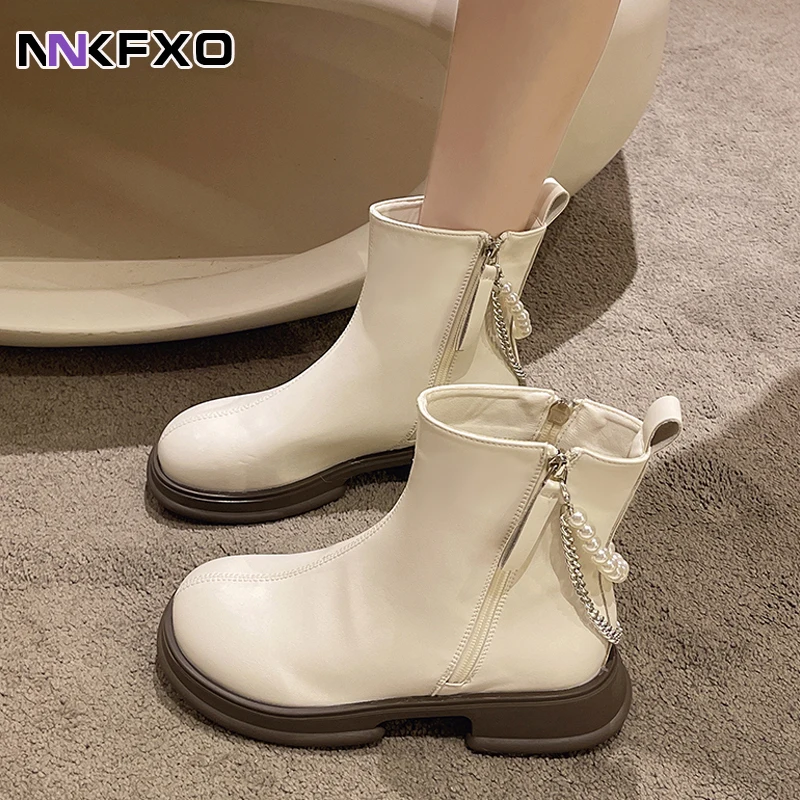 

2023 Autumn Winter Fashion Female Boots Women Beige Black Ankle Boots PU Leather Chunky Heel Pearl Chain Accessory Boots QB095