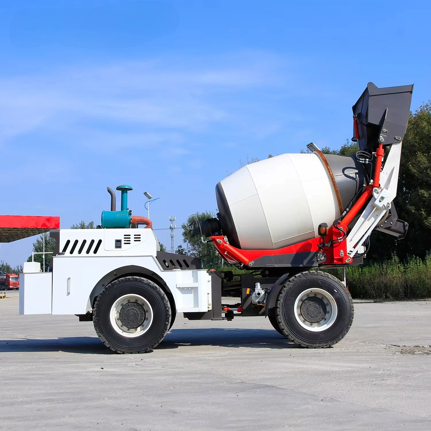 Manufacturer Price 3.2 Cubic Self-Propelled Cement Mixture Machine Mobile Transit Truck Self-Loading Concrete Mixer