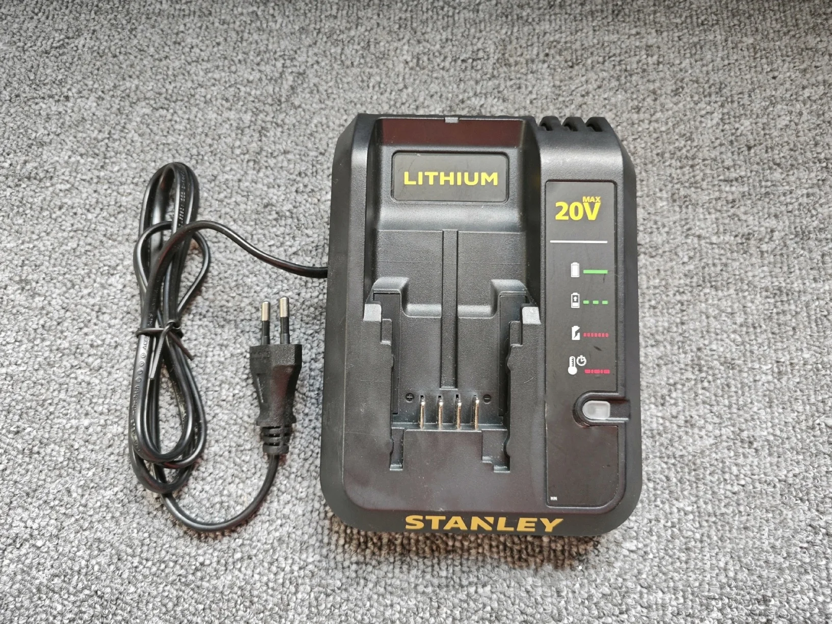 شاحن بطارية 20 فولت 1 أمبير لم - مراجعة Power Tools Stanley وسعره