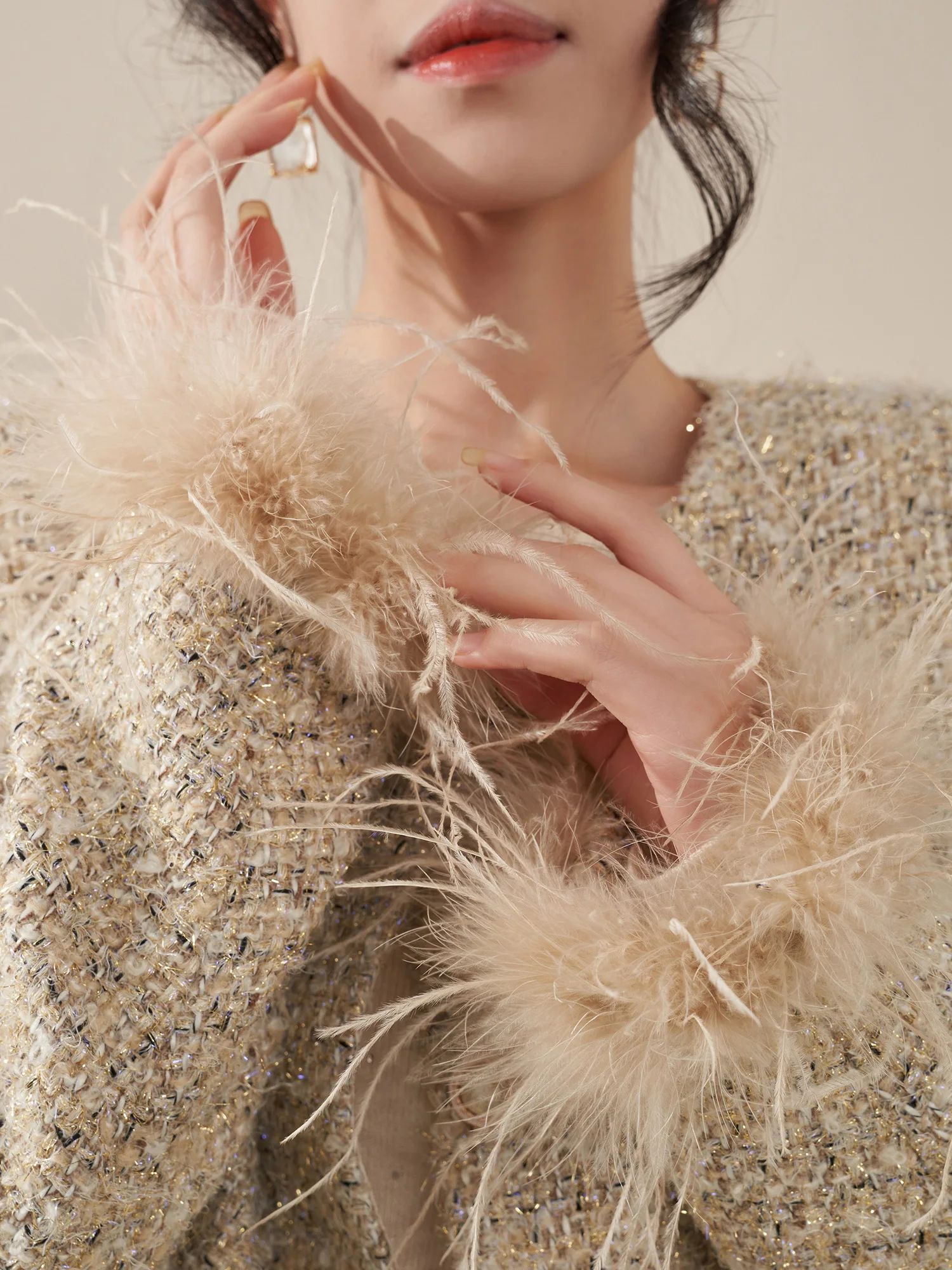 

Укороченная стеганая куртка с отделкой из перьев для женщин, в стиле маленькой французской элегантности, с уникальным дизайном, из полиэстера.