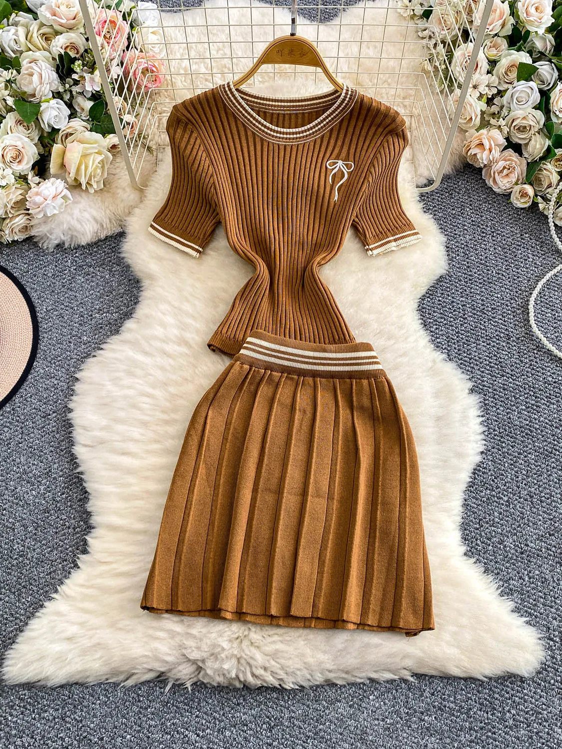 

Faionable Embroidered round Ne ort Sve Knitted T-irt Top High Waist A-Line Skirt Set College Sle Summer Outfit