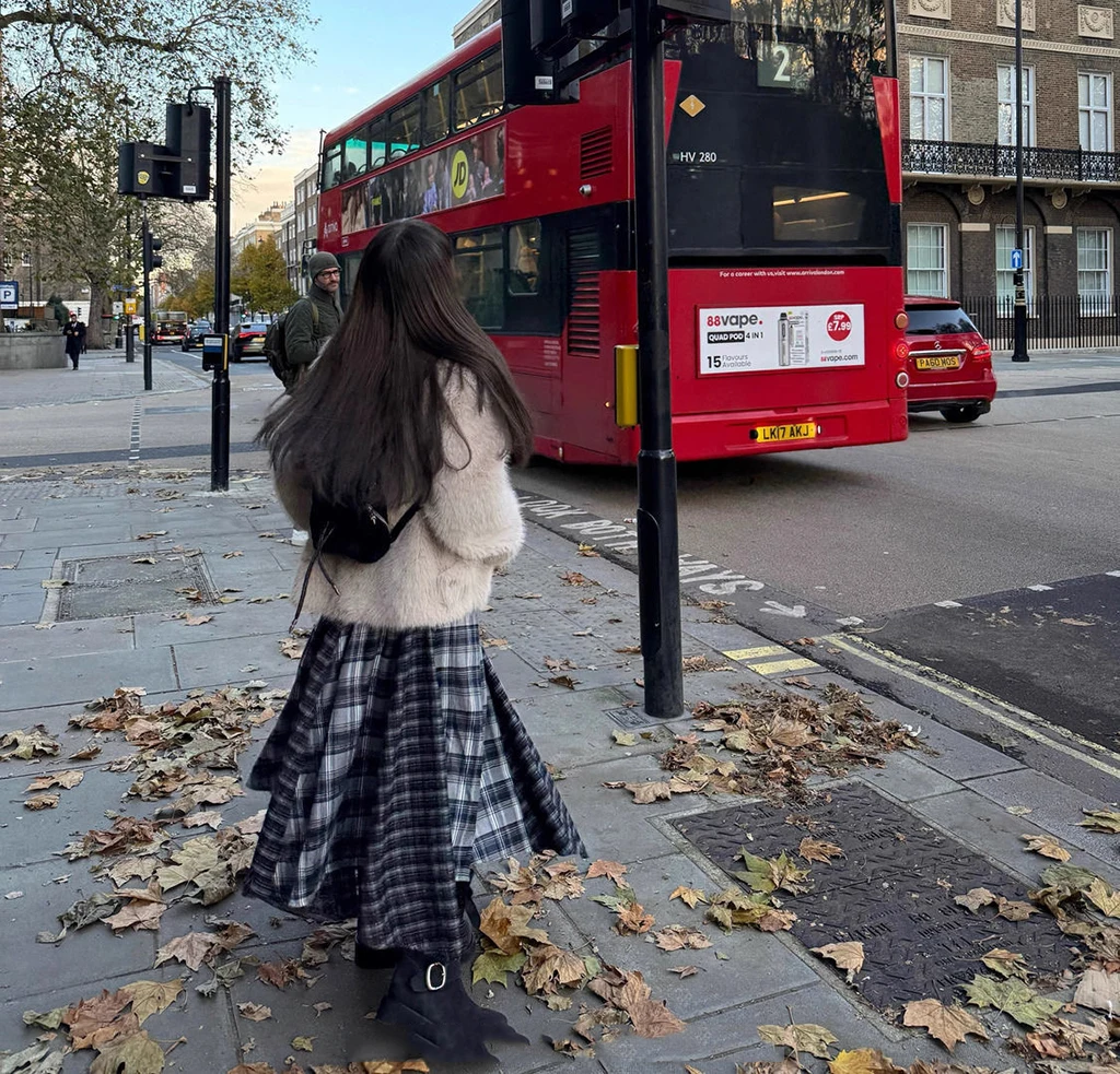 تنورة مربعات باللونين الأبيض والأسود على الطراز البريطاني 2025 تنورة جديدة عالية الخصر وتنحيف وواسعة التأرجح وتنورة MIDI متعددة الاستخدامات ورجعية