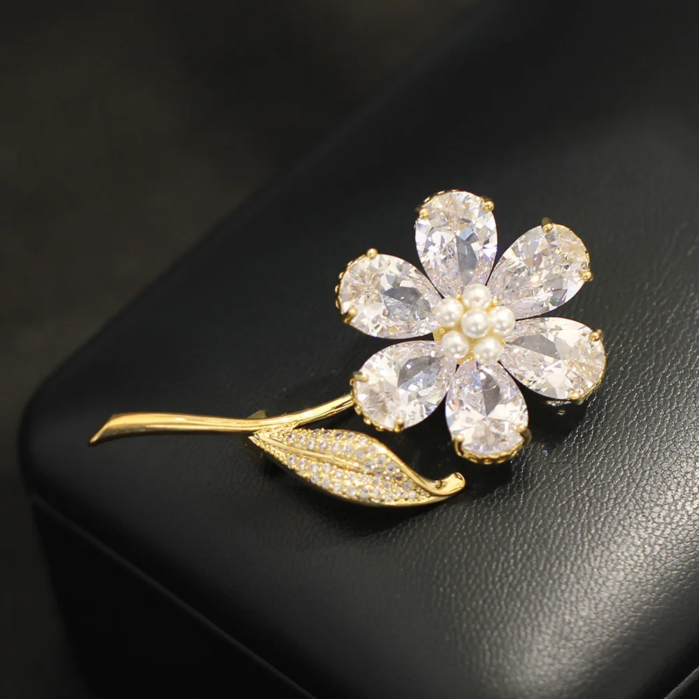 High-end Exquisite Micro-inlaid Zircon Flower Brooch Elegant Eemperament Pearl Stamen Pin Women's Accessory