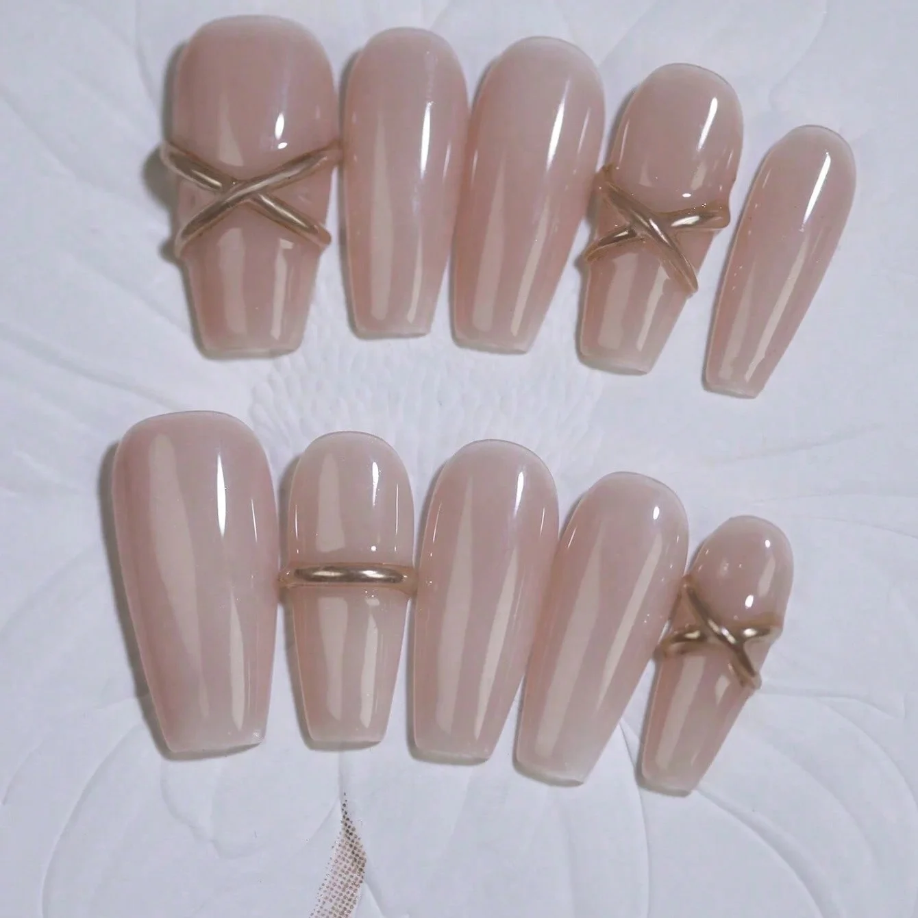 10 ongles artificiels faits à la main en forme de cercueil, magnifiques faux ongles, lignes simples rose nude, adaptés aux femmes.