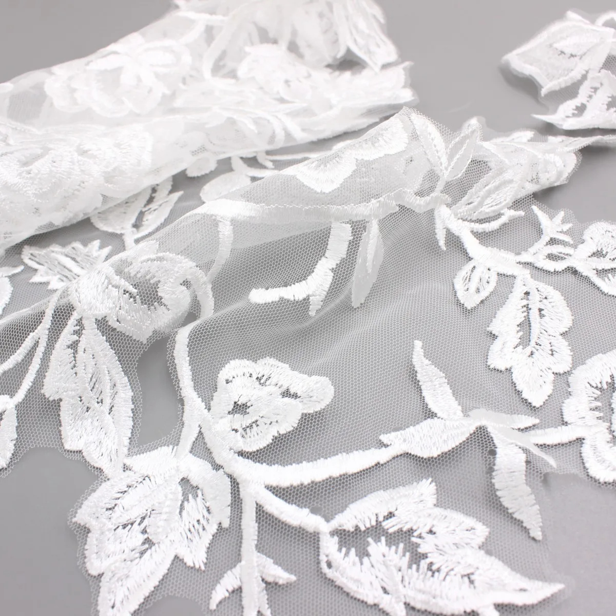 The new white wedding dress features a rose-leaf-shaped embroidered fabric with symmetrical lace and vine designs WA554