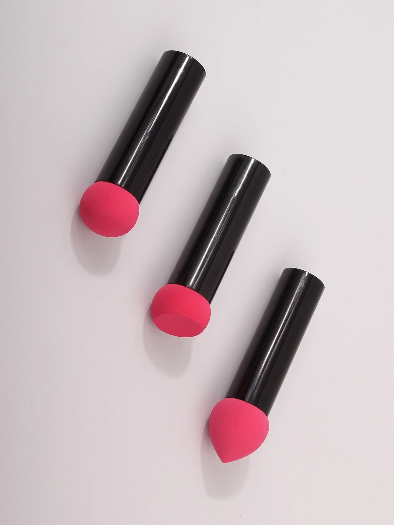 Bouffée de poudre de champignon à tête ronde avec manche en métal noir, éponge de poudre de haute qualité pour le maquillage de fond de teint