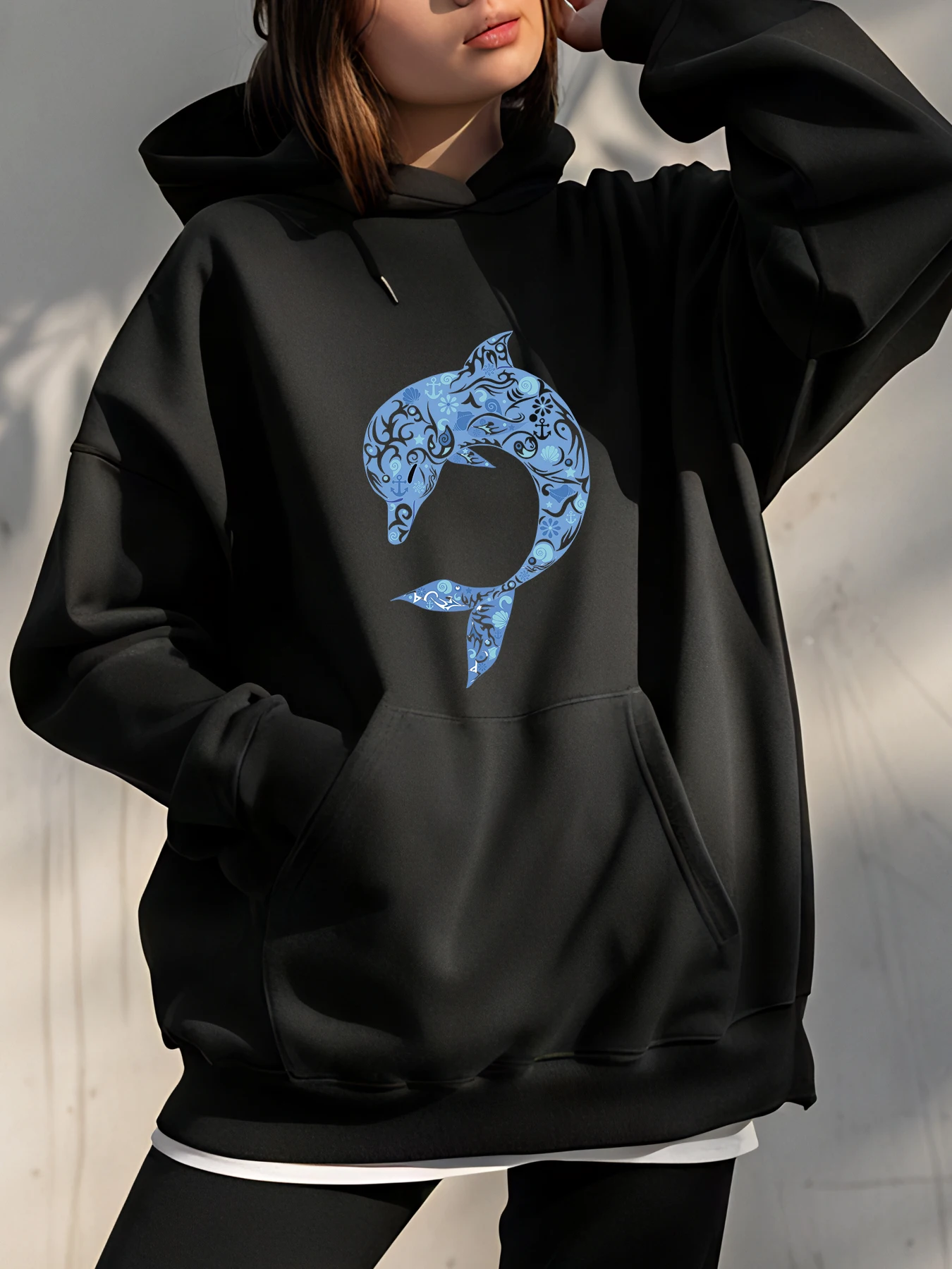 Sudadera con capucha con estampado de delfines y intrincados diseños azules para uso casual en ajustes urbanos