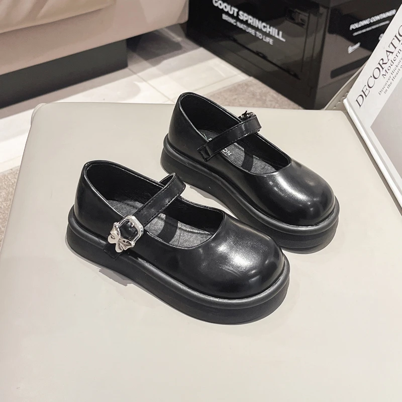 Nuovo 2024 stile coreano ragazze scarpe in pelle poco profondo punta tonda tinta unita gancio e anello Versatile morbido bambino moda principessa