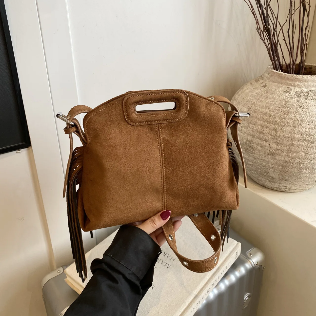 

2025 Autumn Winter Fringe Shoulder Bag, Vintage Commuter Crossbody for Women, Minimalist Day to Night Tote, Textured Sling Bag