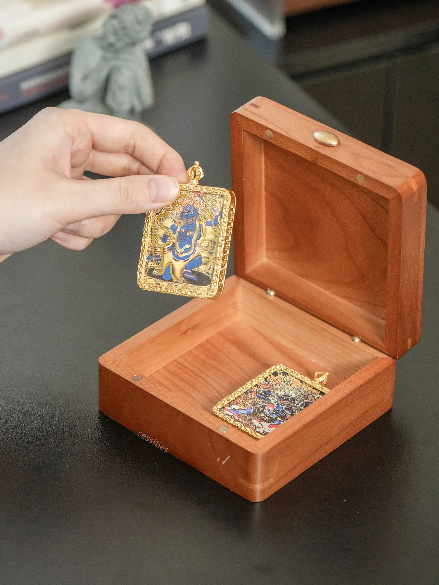 

Шкатулка для хранения из вишневого дерева, портативная, для амулетов Тханка и украшений, для взрослых, из дерева, с функцией защиты от пыли