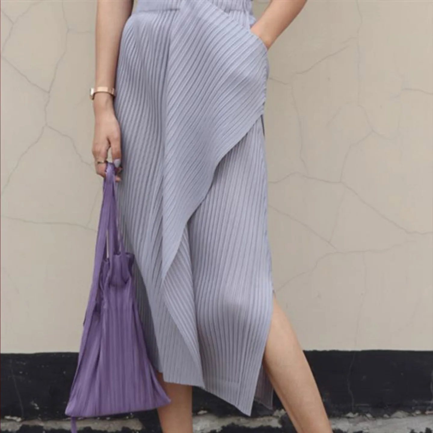 miyake-plis-2026-automne-mode-decontracte-premium-sens-licou-jupe-femmes-asymetrique-fendu-design-sens-niche-noir-licou-jupe