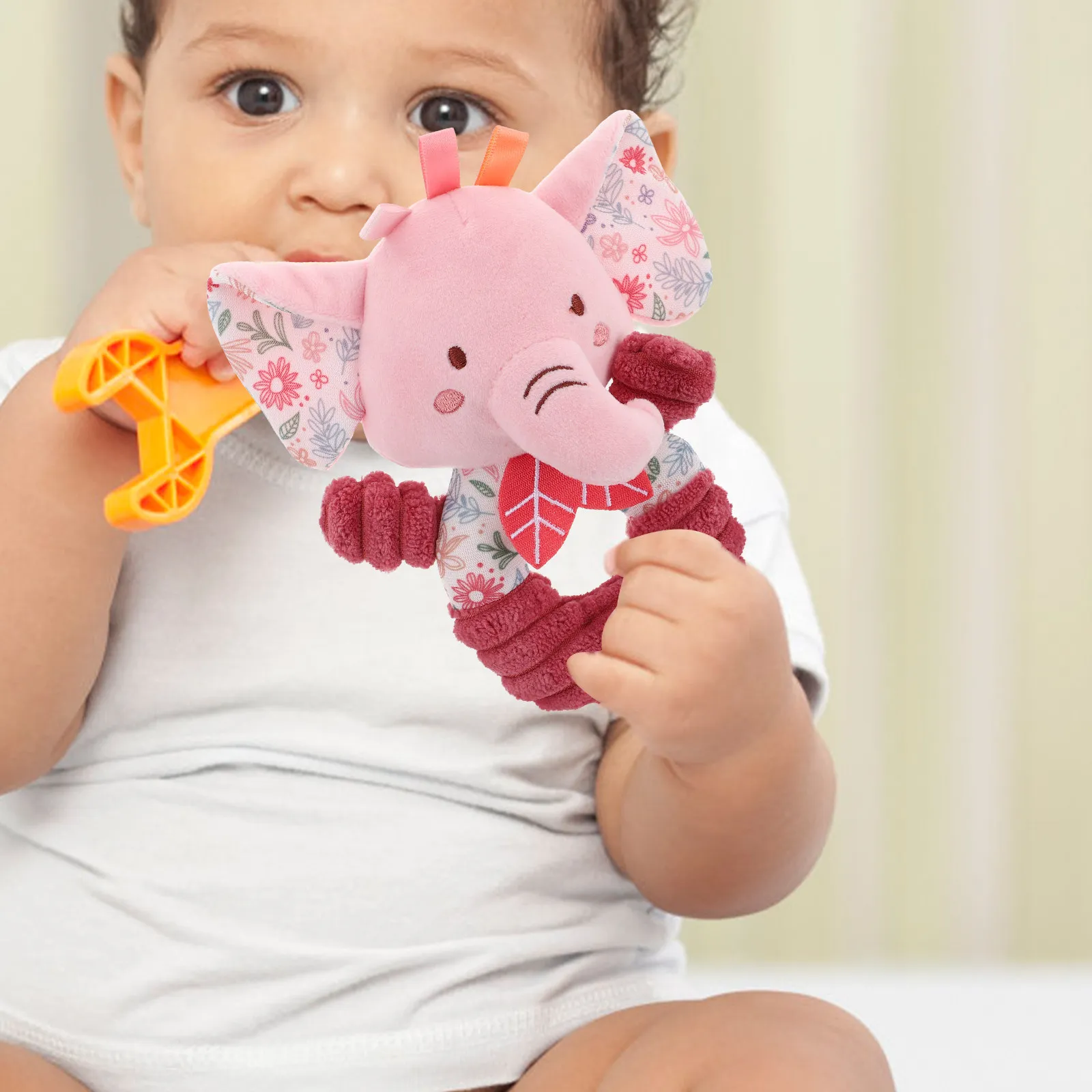 Zachte babyhand voor pasgeborenen Schattige olifantenring met ingebouwde rammelaar, knispergeluid Roze babyring Veilig, comfortabel pasgeboren kind