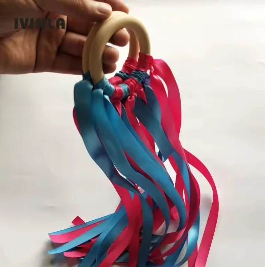Nieuwste 10/20 stks/partij Regenboog Kleur Vlek lint Houten Ring Met Sliver Bell voor Hand Kite Speelgoed FLY ME verjaardagsfeestje Gunsten