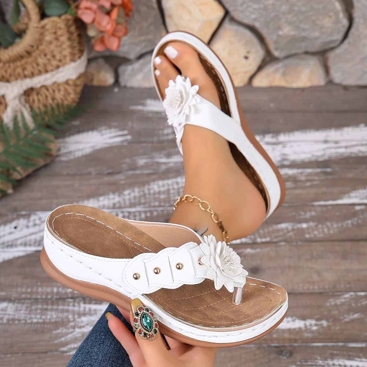2026 New Women Slippers Retro Beach Slides Women Floral Wedge Flip Flops for Women Studded Detail Toe Post Sandals Summer Shoes