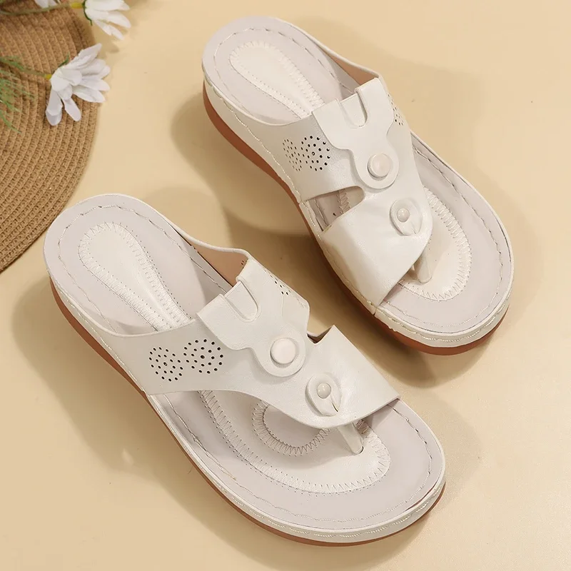 Damen Verstellbare Keilabsatz-Sandalen mit Knopfverschluss, Orthopädischer Fußgewölbestütze, Perforierte Sommer-Plateau-Flip-Flops – Detail 6