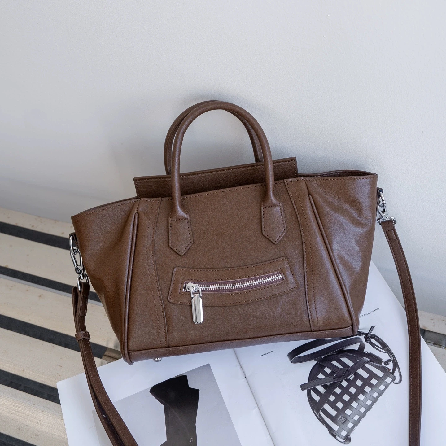 

Fashion Ladies Cow Leather Handbag 2026 New Oilwax Genuine Leather Top-Handle Bag Young Girls Cowhide Shoulder or Crossbody Bag