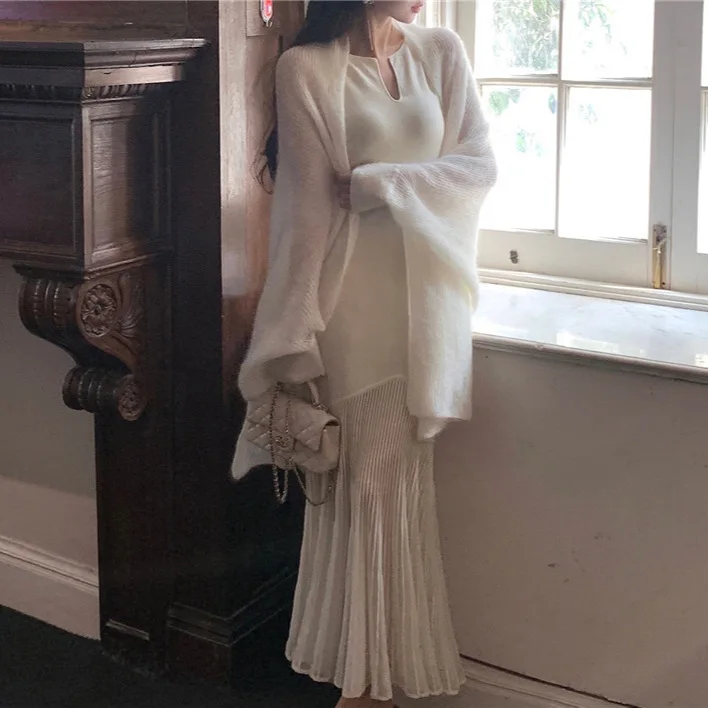 8003 Biała Sukienka Syrenka z Okrągłym Dekoltem, Warstwowa, z Dekoltem w Serek, Bez Rękawów, Podkreślająca Talię, z Jedwabiu Lodowego, Przezroczysta, z Organzy, z Elementami Patchworkowymi, Długa