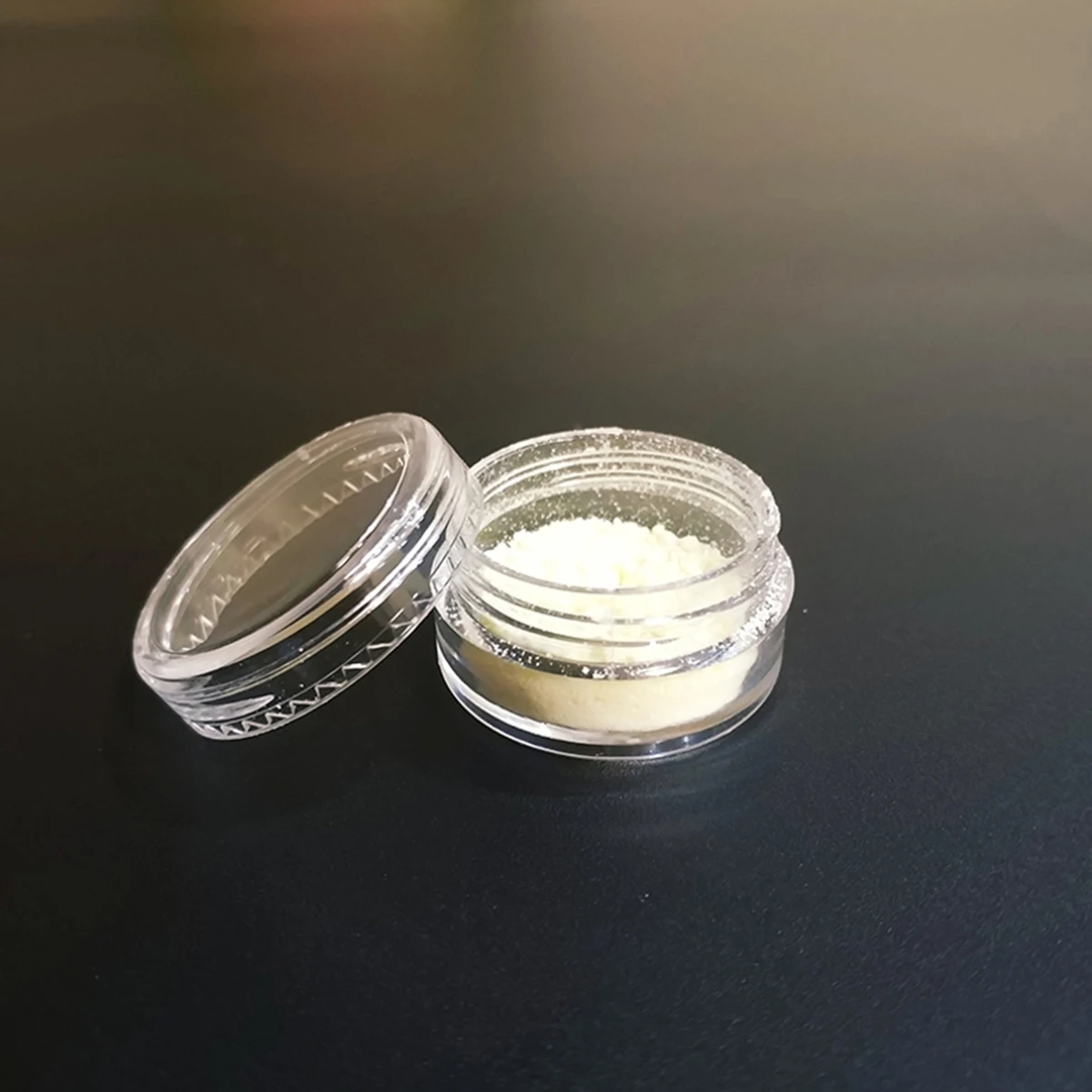 

50Pcs Containers Plastic Round Mini Jars Leakproof Travel Storage for Makeup Lip Balm Cream Samples Transparent