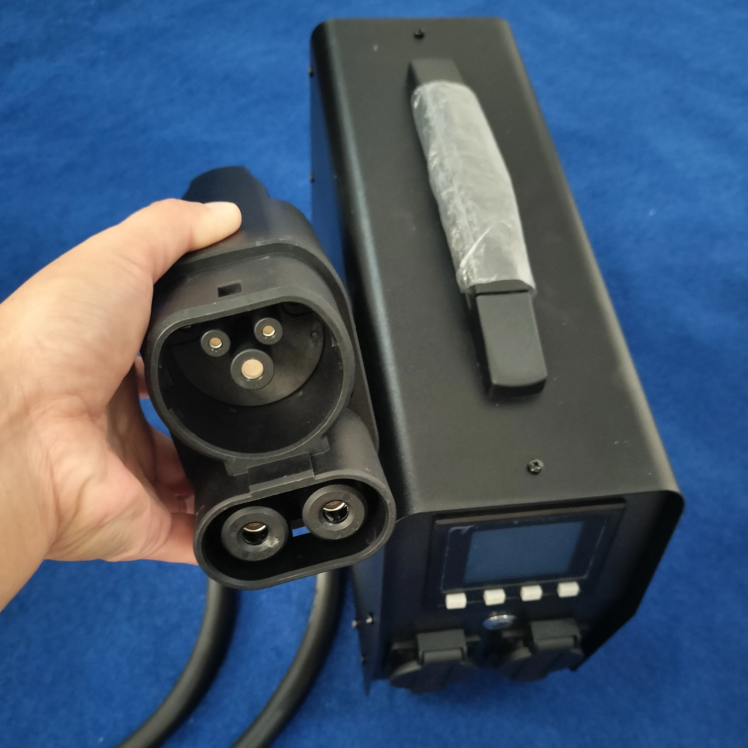 2026 European Standard 5KW 220V CCS TYPE-2 Plug New Energy Vehicle Discharge Gun Outdoor Use External Discharge Device for Cars