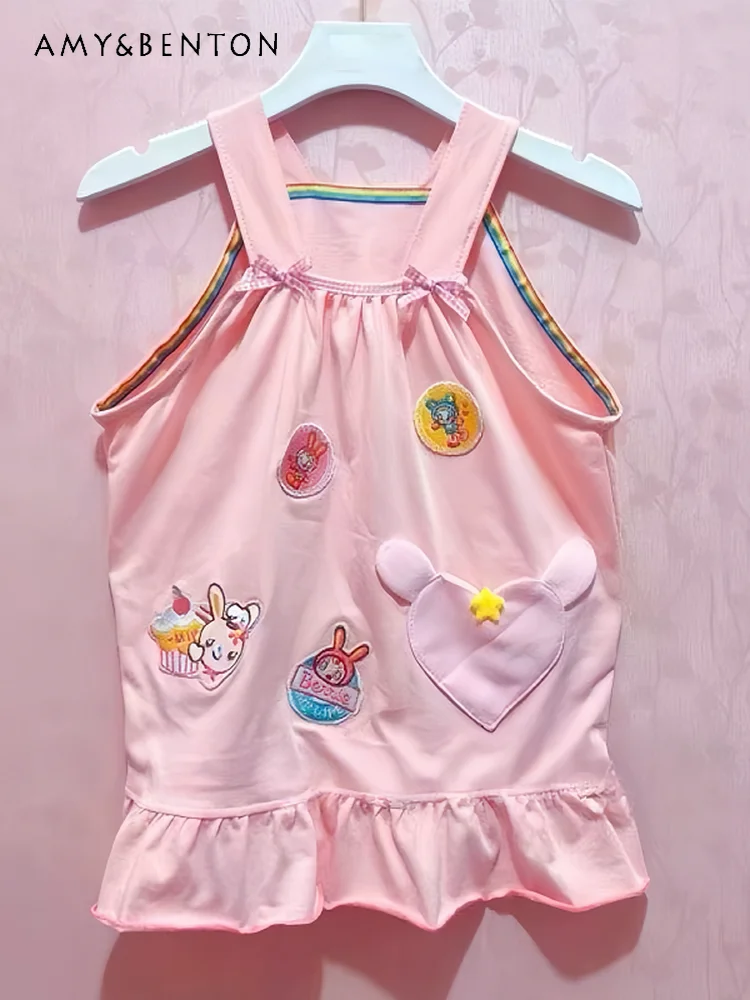 

Новинка лета 2026: Милый повседневный укороченный топ на бретельках в японском стиле с розовой мультяшной вышивкой и оборками для девочек