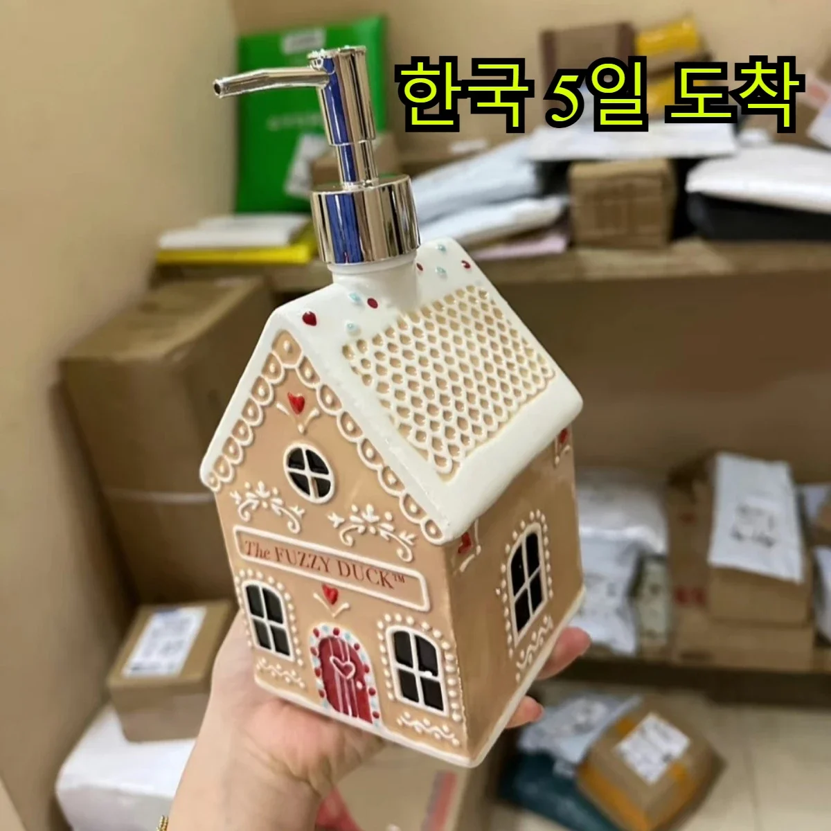 1pcs Storage Bottle European Hand-Painted Relief Gingerbread Man House Ceramic Bathroom Bath Hand Sanitizer Bottle Decoration