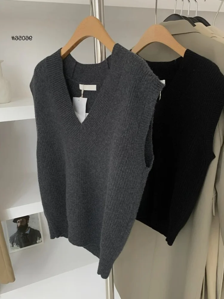 Retro V-Neck Knitted Vest Women's Loose Shoulder Pad Vest Autumn Winter Fashion Layering Top Women's Sleeveless 