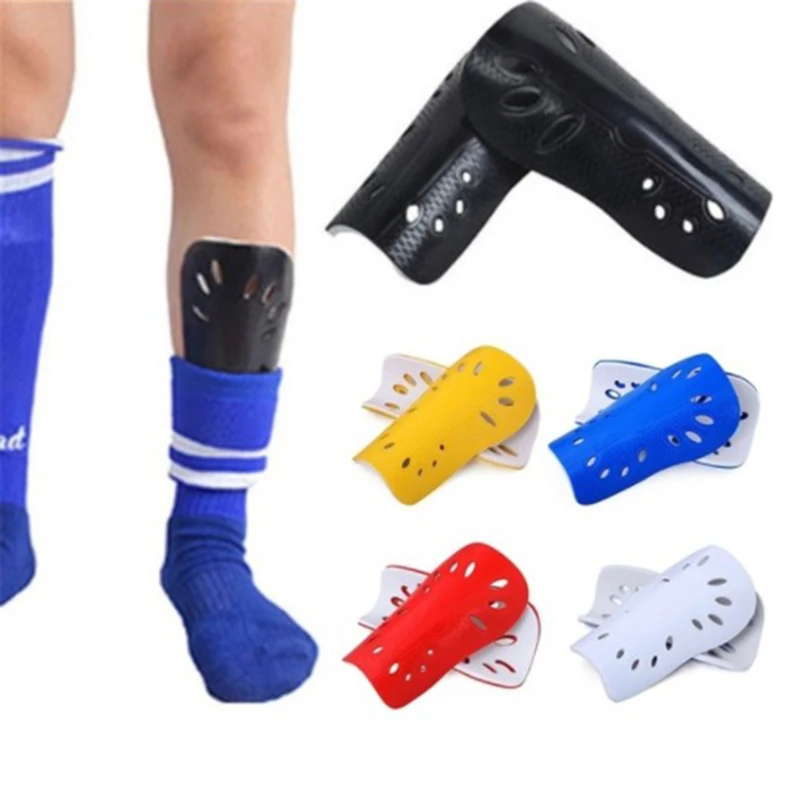 Caneleiras de futebol de plástico para crianças e adultos, guarda de futebol, protetor de perna, protetor de canela respirável, azul e vermelho, 1 par