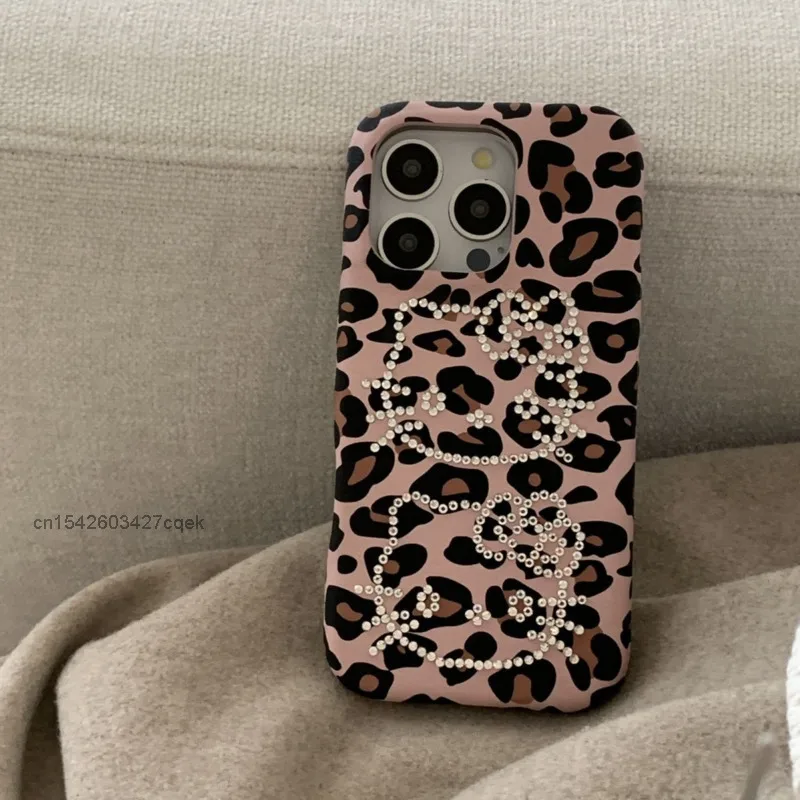 Sanrio Hello Kitty Handyhülle mit Leopardenmuster und Strass-Design, geeignet für iPhone 16 15 14 Pro Max 13, Nischen-Handyhülle für Damen