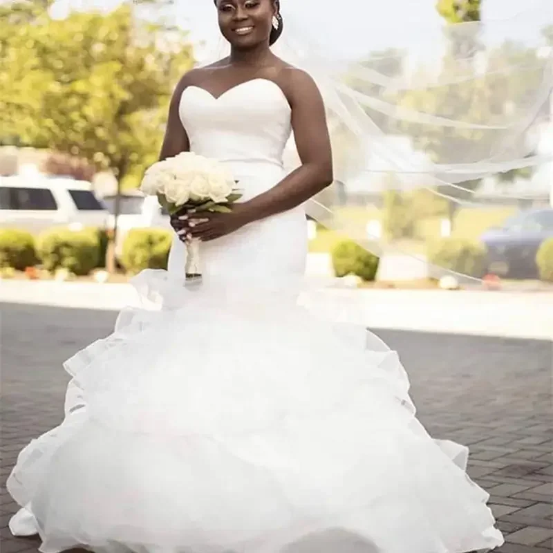 Suknie ślubne syreny plus size na zamówienie, afrykańskie falbany, organza, dekolt w serce, bez rękawów, zakryte guziki, możliwość personalizacji.