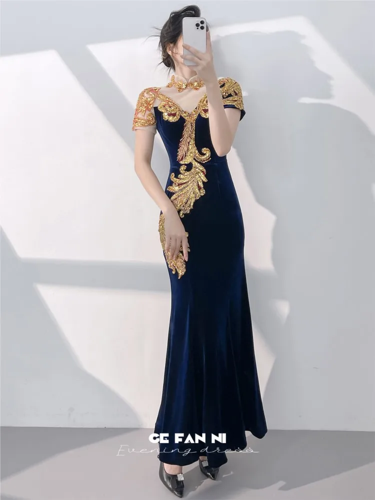 

A new style of elegant and stylish Chinese-style embroidered cheongsam host fishtail dress