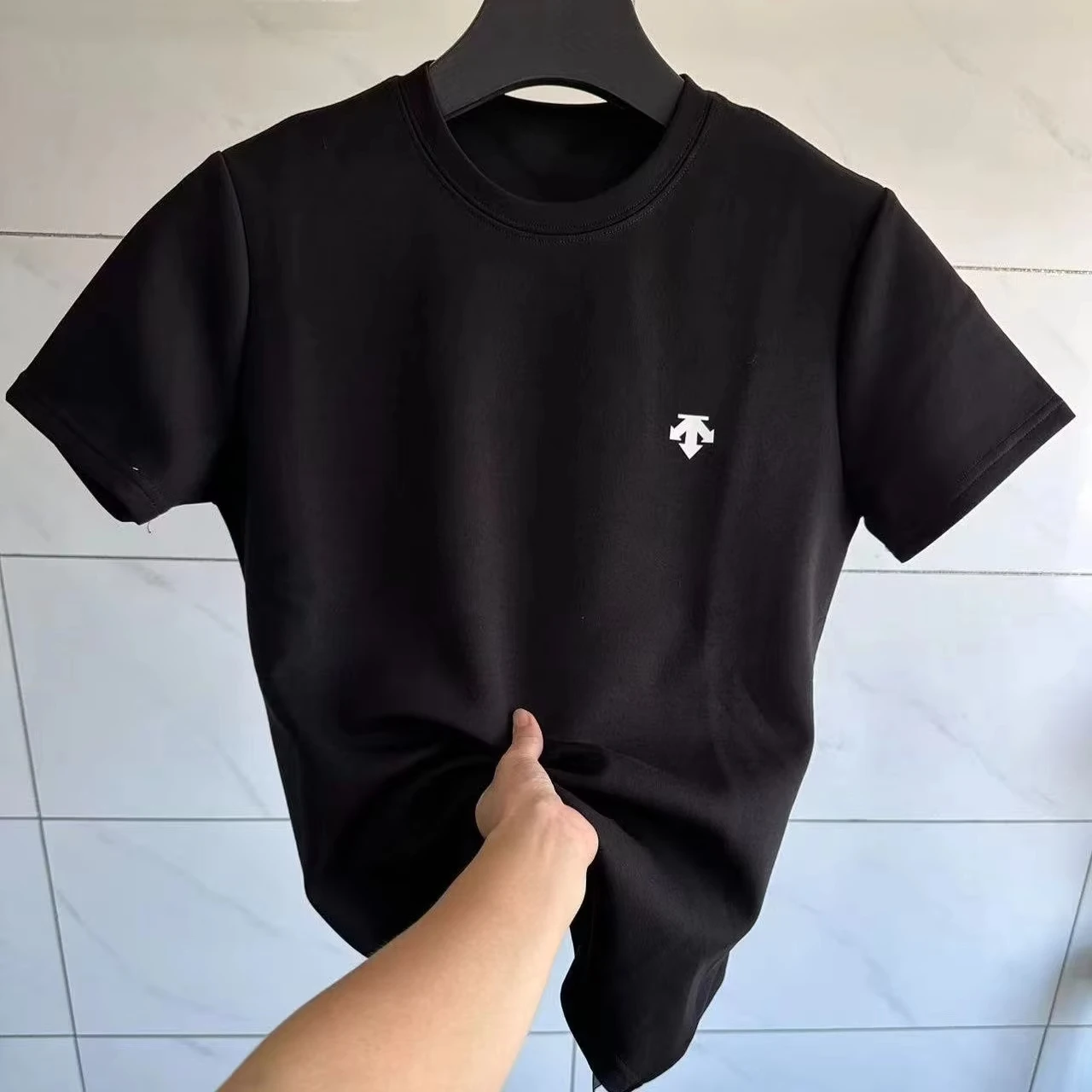 تي شيرت بتصميم جديد لعام 2025 للخريف والشتاء بلوزة فضفاضة من القطن مطبوعة بأكمام قصيرة للرجال والنساء