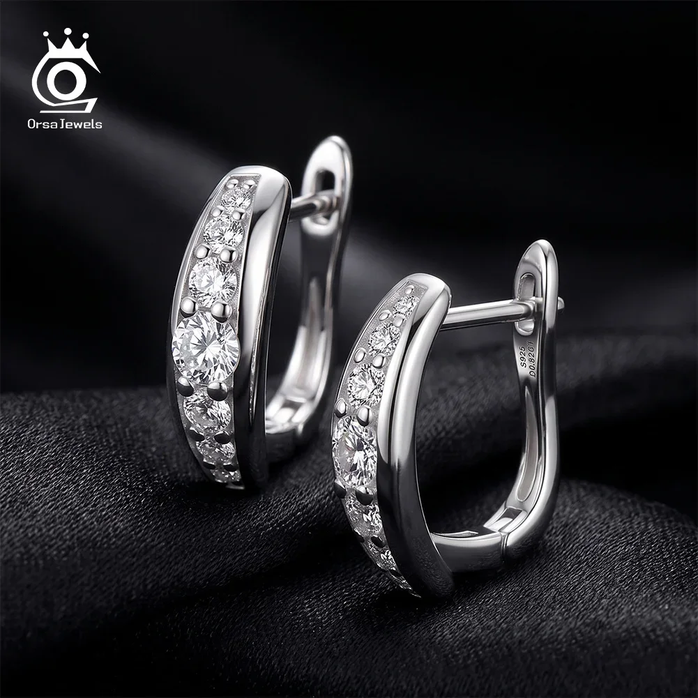 ORSA JEWELS 925 Sterling Silver D Color Moissanite Curved Hoop Earrings Elegant Jewelry Gift for Women Wedding Anniversary MOE29