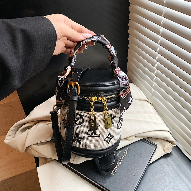 

Women's Tote Bag, Versatile and Fashionable, Light Luxury Brand with Simple and Elegant Design