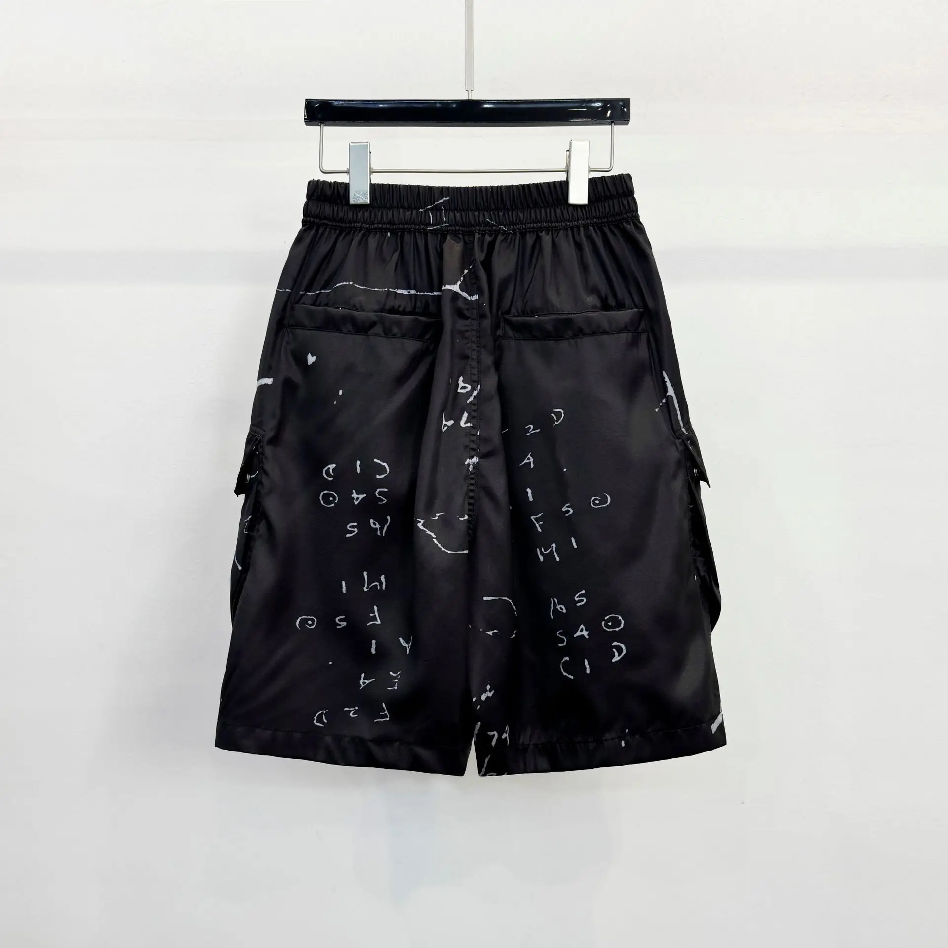 FANDISHI Graffiti Print Loose Casual Versatile Breathable Elastic Waist Shorts for Everyday Wear