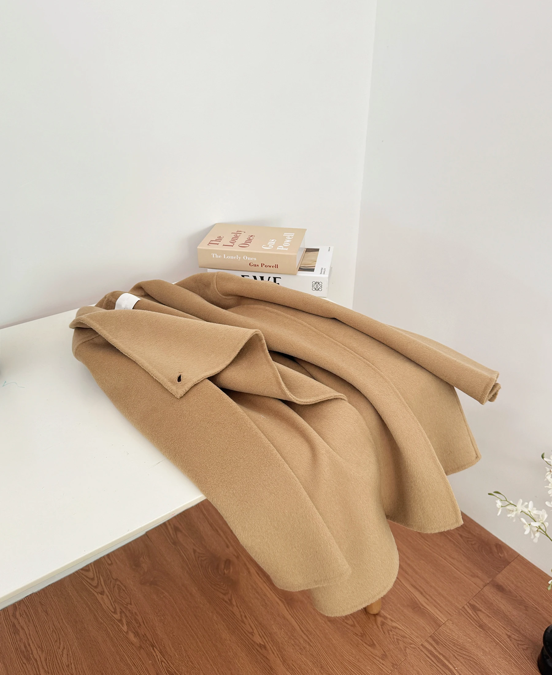 سترة نسائية للخريف والشتاء أنيقة ذات ياقة متأرجحة غير منتظمة وأكمام طويلة من الصوف ملابس خروج للسيدات بلون واحد ملابس خارجية بزر واحد