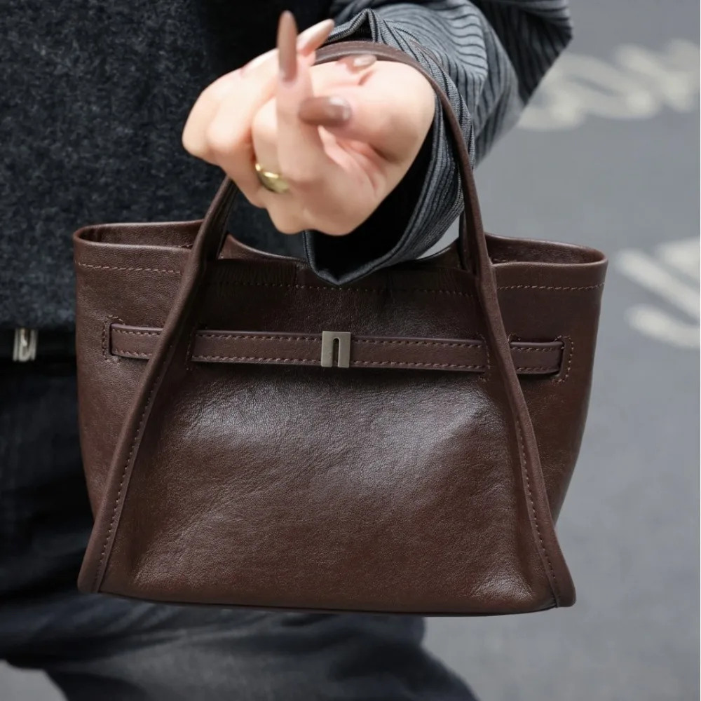 Simple Niche Portable Bucket Bag Women's 2026 Spring New Retro Glossy Versatile Shoulder Messenger Unique Fashion Simple