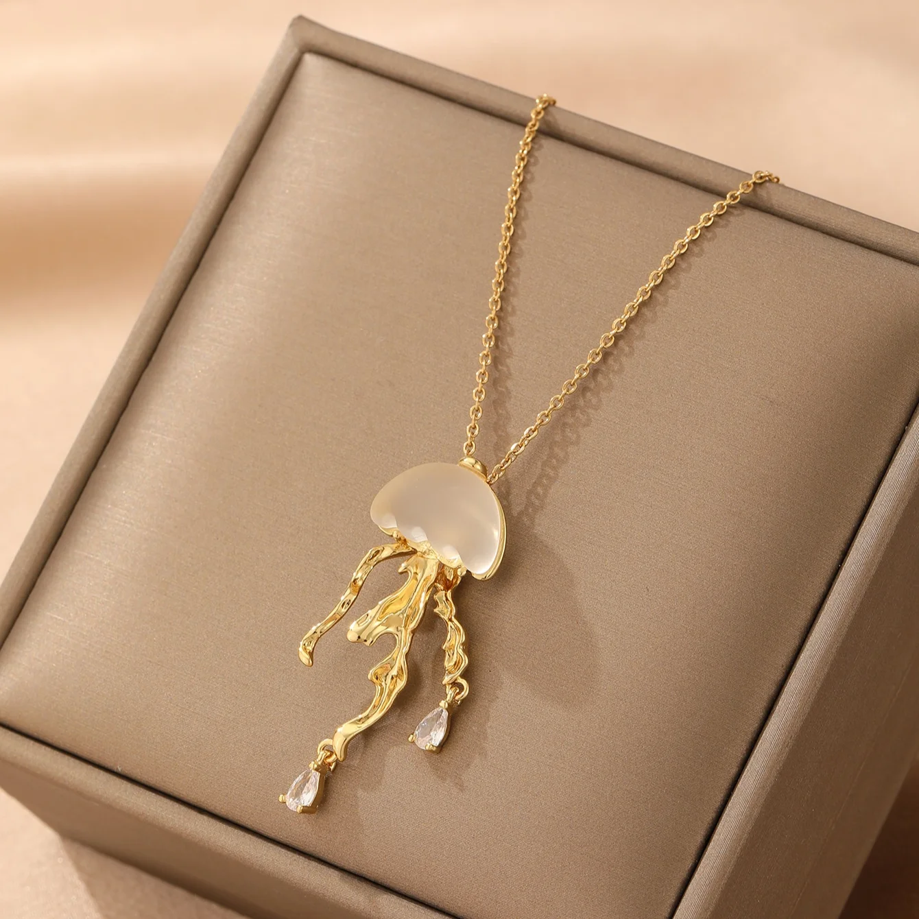 1pc Gold-color Stainless Steel Jellyfish Shaped Pendant With Rhinestone For Men And Women, Vintage Bohemian Style