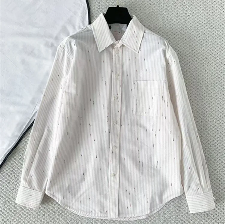 Personalização de roupas femininas europeias para o verão de 2026, novos estilos, camisa listrada de manga comprida com gola e bordas viradas