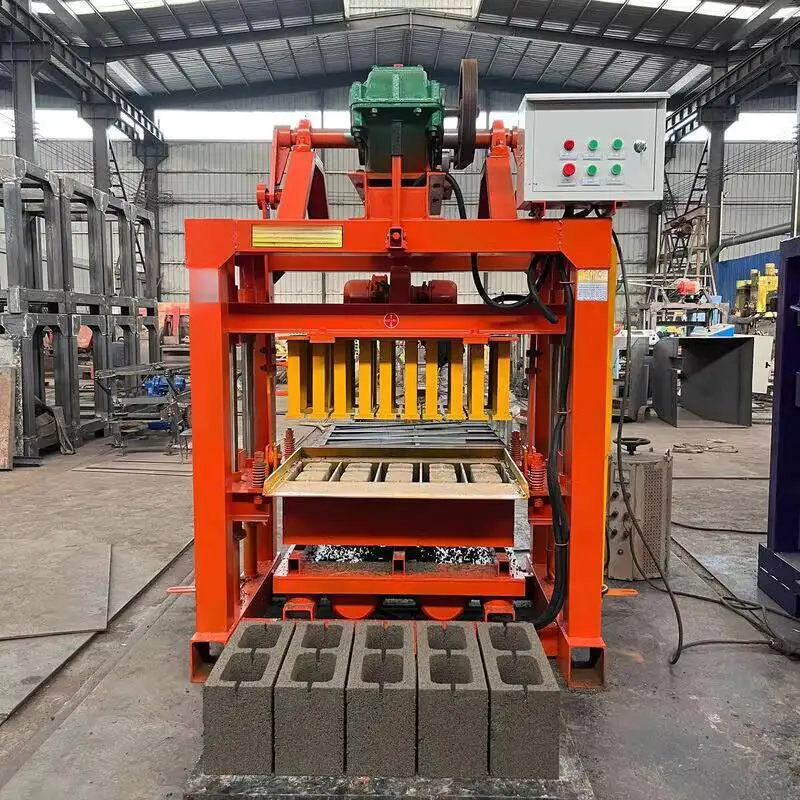 

Машины для изготовления кирпичей. Оборудование для изготовления цементных блоков. Полуавтоматическая модель QT4. Продажа в Африке.