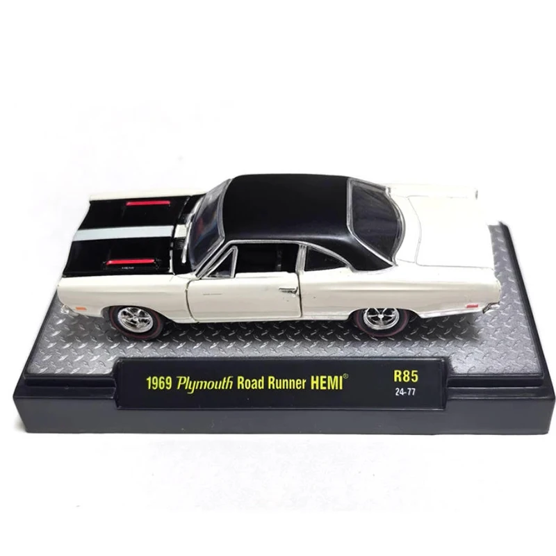 M2 Diecast 1:64 Scale 1969Plymouth Road Runner 1966 Dodge Charger Simulation Alloy Toy Car Model Static Decoration Display Gifts