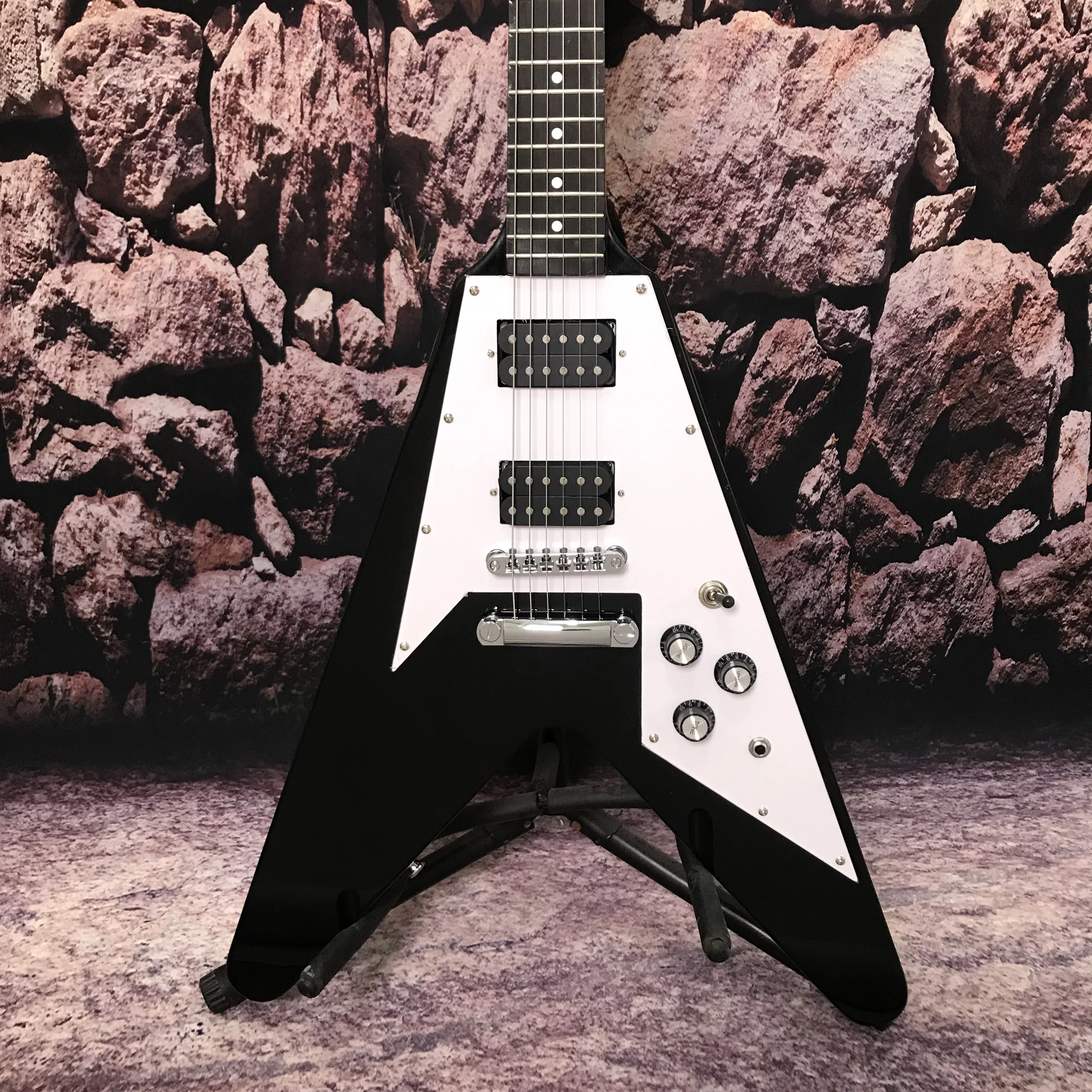 جيتار كهربائي مخصص من المصنع Flying V لون أسود نقطة تطعيم لوحة أصابع خشب الورد جودة عالية وسعر منخفض