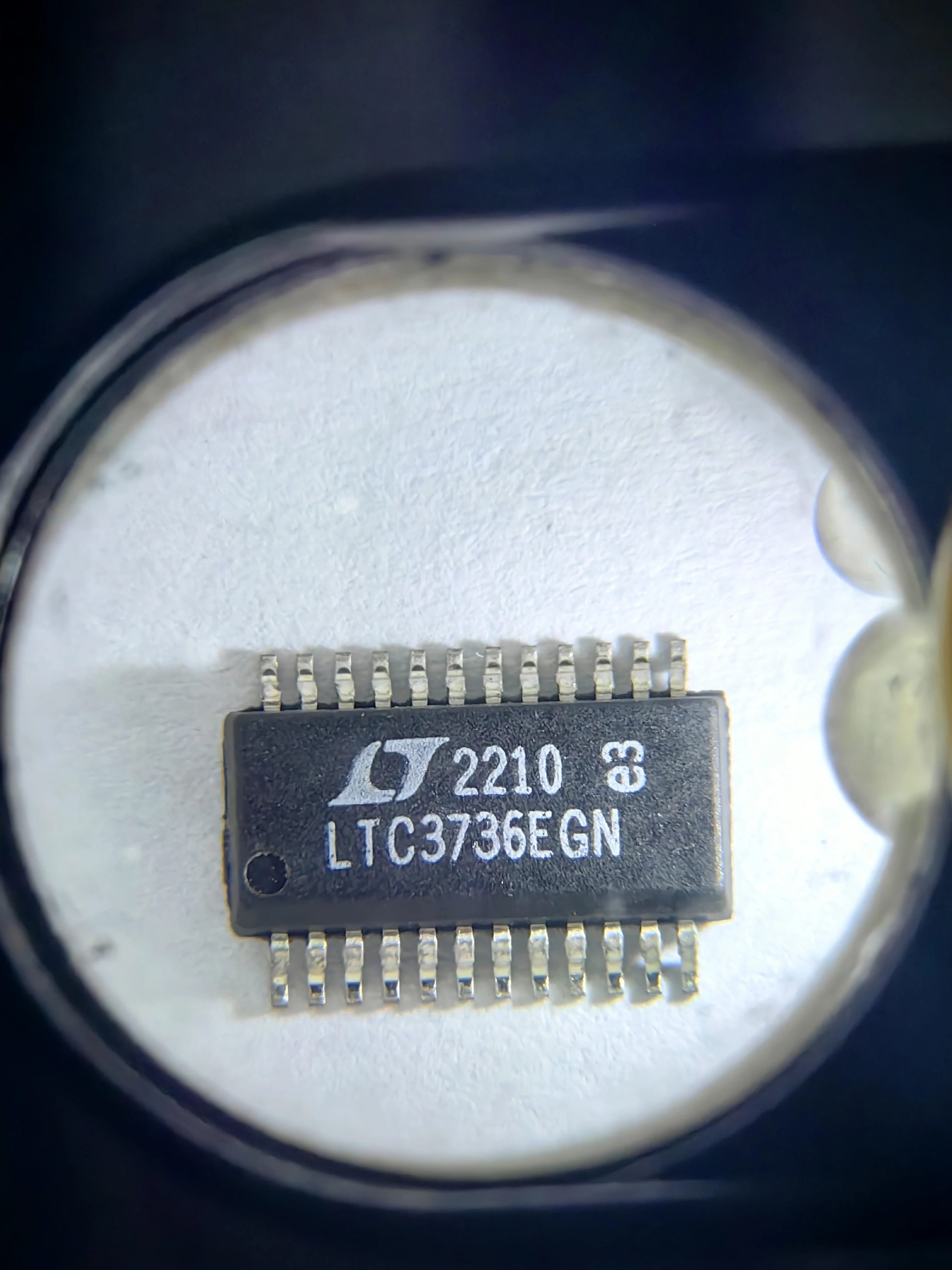 LTC3736 LTC3736EGN LTC3736EUF - ثنائي الطور، بدون RSENSE، وحدة تحكم متزامنة مع تتبع الإخراج