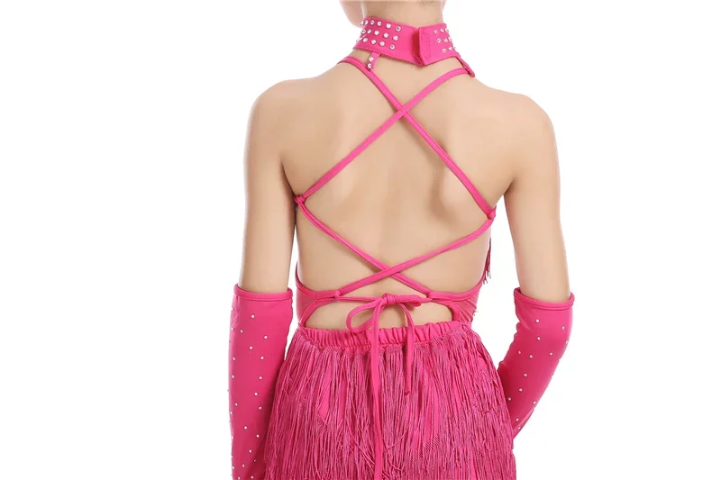 Meisjes van Prince's Hall dansen tot kinderen die titties rollen tot Tiny in kostuumwedstrijd Samba Rumba Tango dansjurk voor