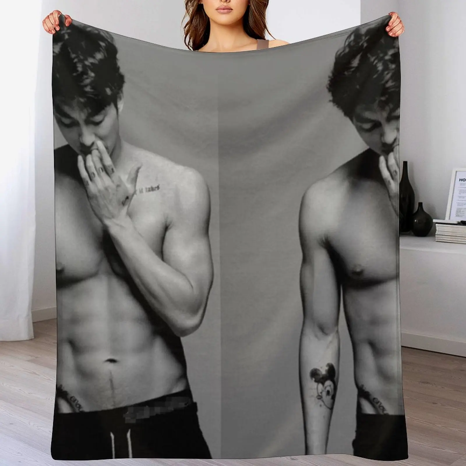 

Gong Yoo BW Throw Blanket Nap Summer Beddings Blankets